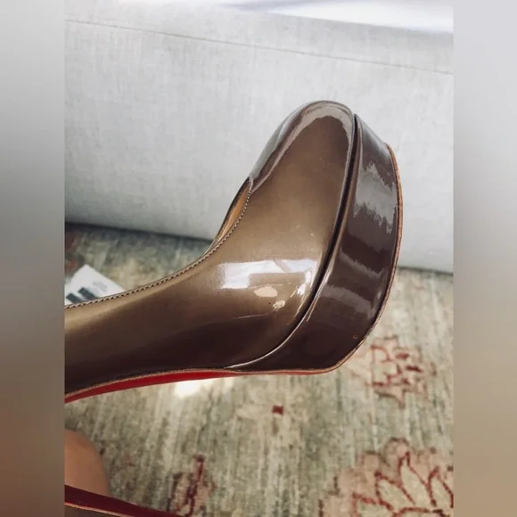 LOUBOUTIN GOLD BIANCA PUMPS 39.5 STILETTO PLATFORM ~US 8.5-9 BEIGE BRONZE